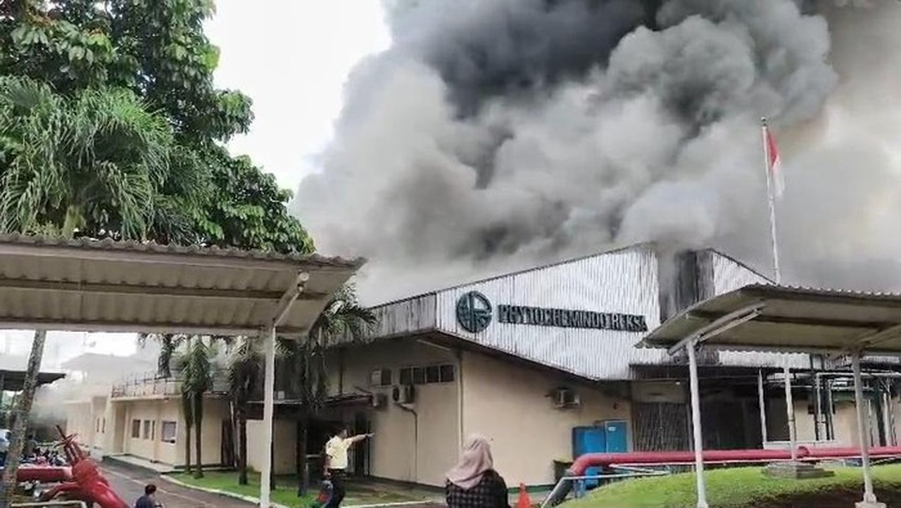 Api Melalap Pabrik Herbal di Gunung Putri Bogor, Diduga Berasal dari Ruang Laboratorium