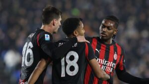 Drama Penalti AC Milan: Leao dan Nkunku Adu Argumen, Allegri Turun Tangan