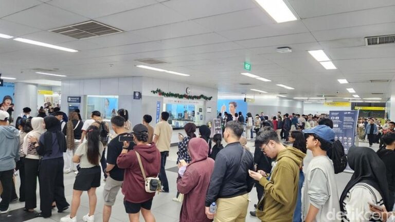 Usai Pesta Tahun Baru, Stasiun MRT Bundaran HI Membludak Dini Hari