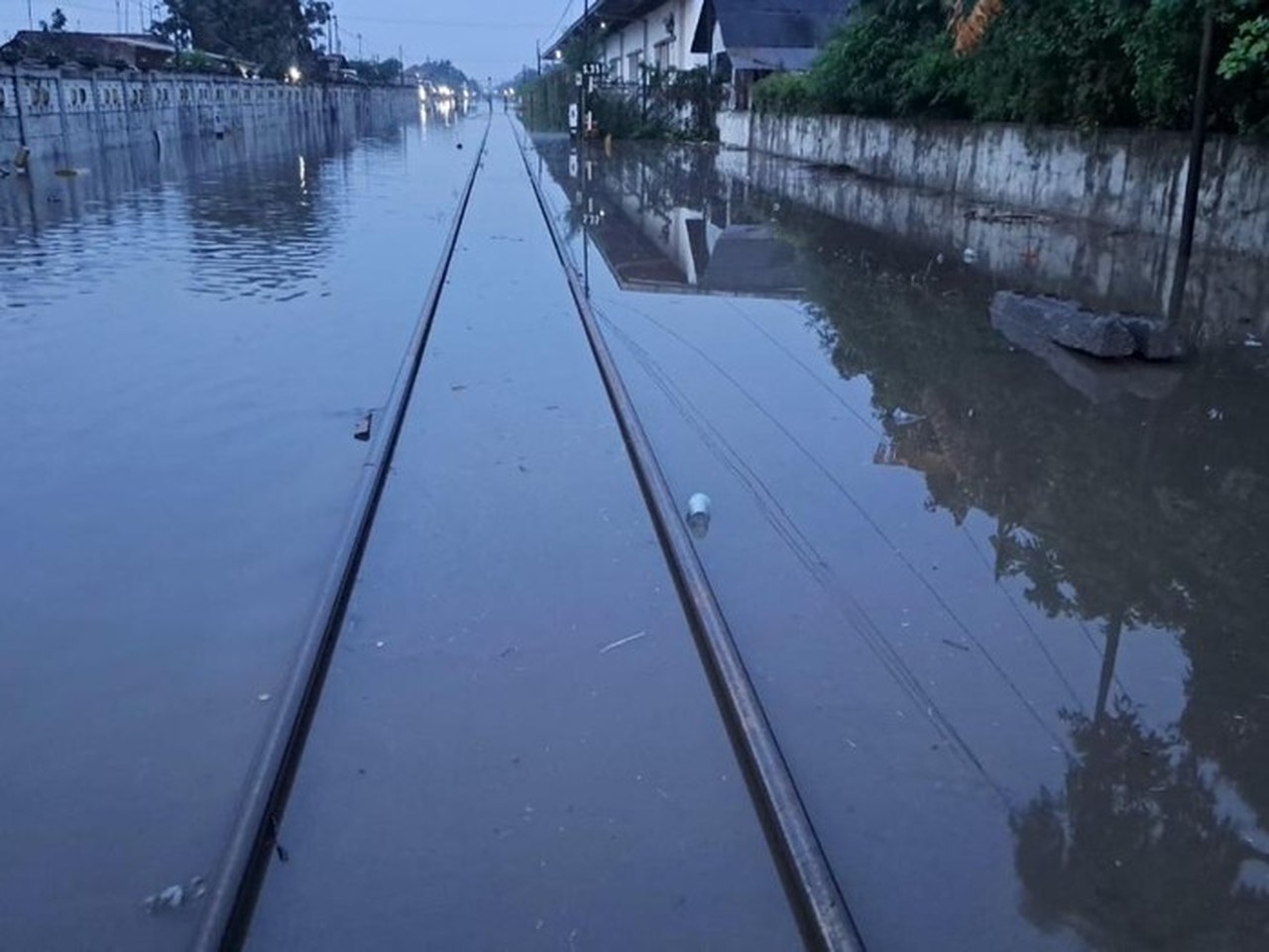 Banjir Pekalongan Lumpuhkan KA Argo Merbabu, Perjalanan ke Semarang Dibatalkan