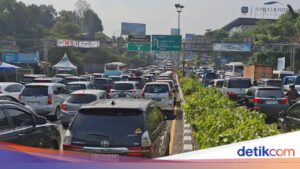 Volume Kendaraan Meningkat, Polisi Terapkan Sistem One Way di Puncak Bogor