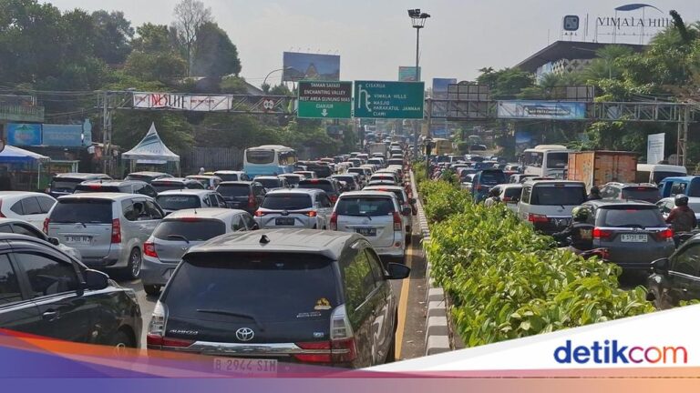 Volume Kendaraan Meningkat, Polisi Terapkan Sistem One Way di Puncak Bogor