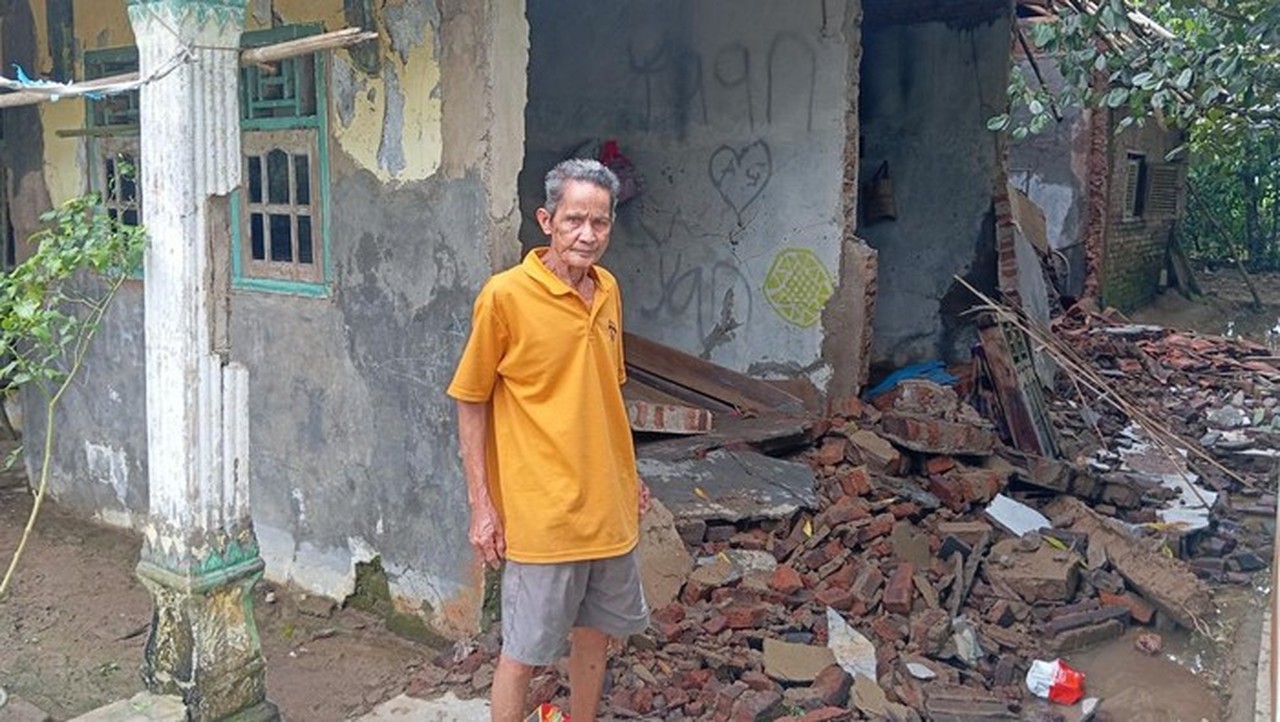 Warga Pandeglang Sepekan Terendam Banjir, 7 Rumah Ambruk dan Terpaksa Minum Air Hujan