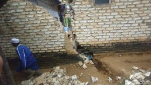 Tanah Bergerak di Pamekasan Pecah Belah Rumah Warga, 13 Keluarga Mengungsi