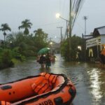 Banjir Bandang Terjang Padang, Ratusan Warga Dadok Tunggul Hitam Dievakuasi Akibat Air Capai 1 Meter