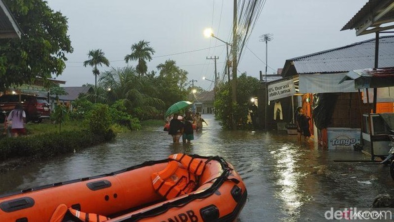 Banjir Bandang Terjang Padang, Ratusan Warga Dadok Tunggul Hitam Dievakuasi Akibat Air Capai 1 Meter