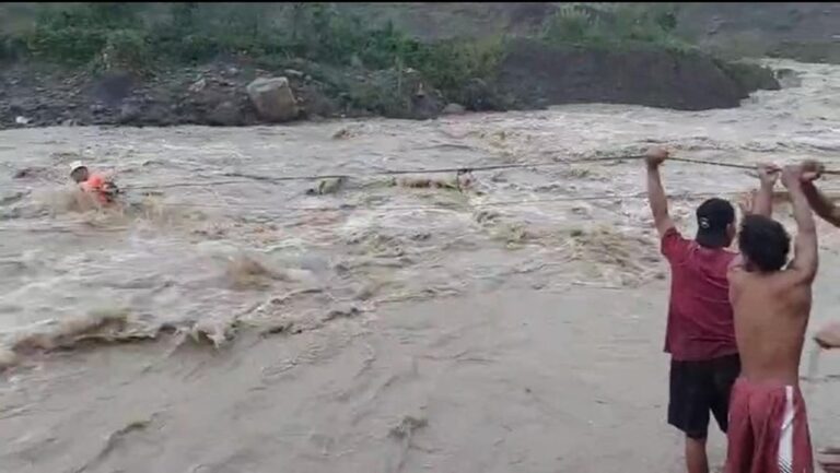 Tiga Pemuda Terjebak Arus Deras Curug Bogor Saat Asyik Memancing