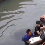 Pengemudi Oleng, Motor dan Penunggangnya Nyemplung ke Kali Cileungsi Bogor