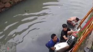 Pengemudi Oleng, Motor dan Penunggangnya Nyemplung ke Kali Cileungsi Bogor