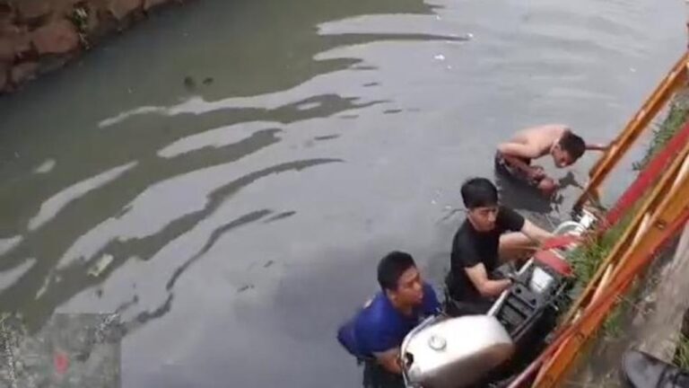 Pengemudi Oleng, Motor dan Penunggangnya Nyemplung ke Kali Cileungsi Bogor