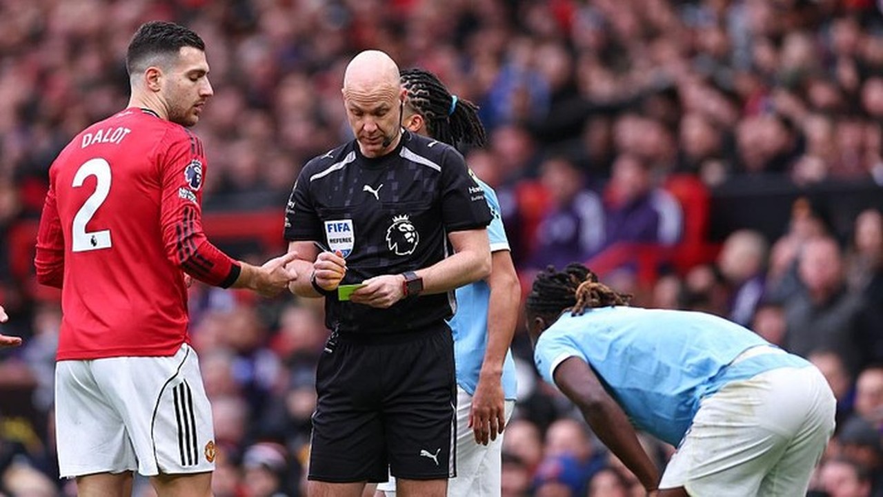 Derby Manchester: Dalot Tak Kartu Merah, Liga Inggris Jelaskan Keputusan Wasit dan VAR