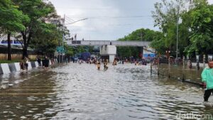 Jalan Gunung Sahari Jakarta Pusat Terendam Banjir, Arus Kendaraan Lumpuh Total