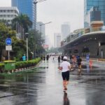 Gerimis Tak Gentar, Warga Tetap Berlari di CFD Bundaran HI, Jakarta Pusat