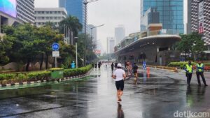 Gerimis Tak Gentar, Warga Tetap Berlari di CFD Bundaran HI, Jakarta Pusat
