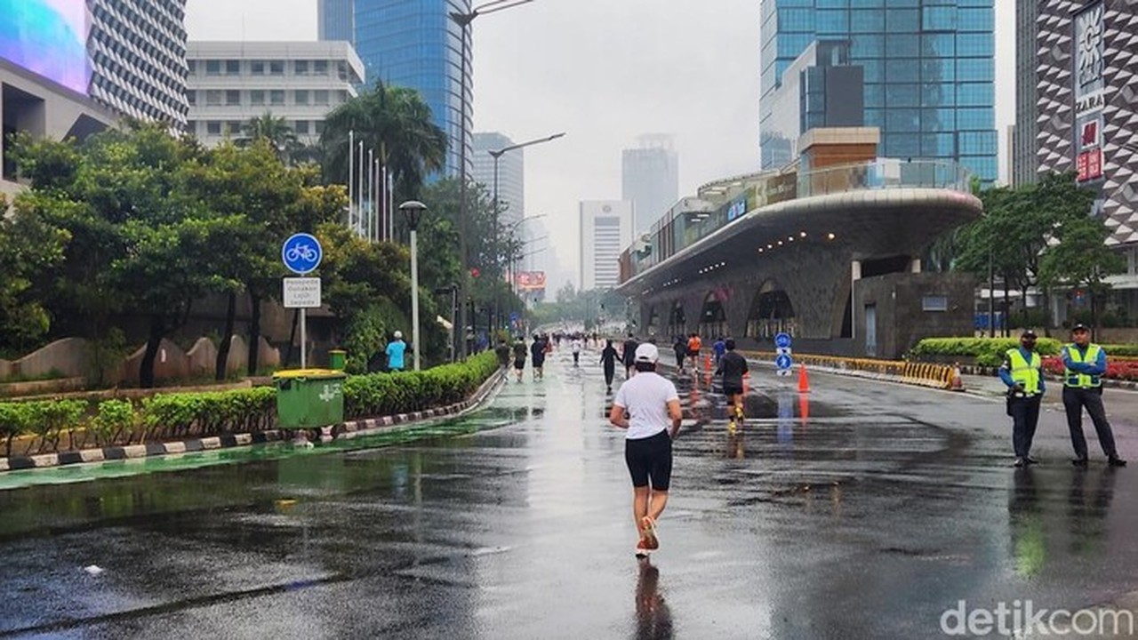 Gerimis Tak Gentar, Warga Tetap Berlari di CFD Bundaran HI, Jakarta Pusat