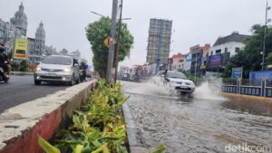 Banjir 30 Cm di Depan Balai Samudera Jakarta Utara, Contraflow Diberlakukan