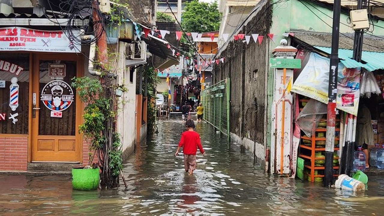 Banjir Jakarta: 36 RT Terendam, 27 Jalan Lumpuh, 43 Warga Mengungsi Akibat Hujan Semalam
