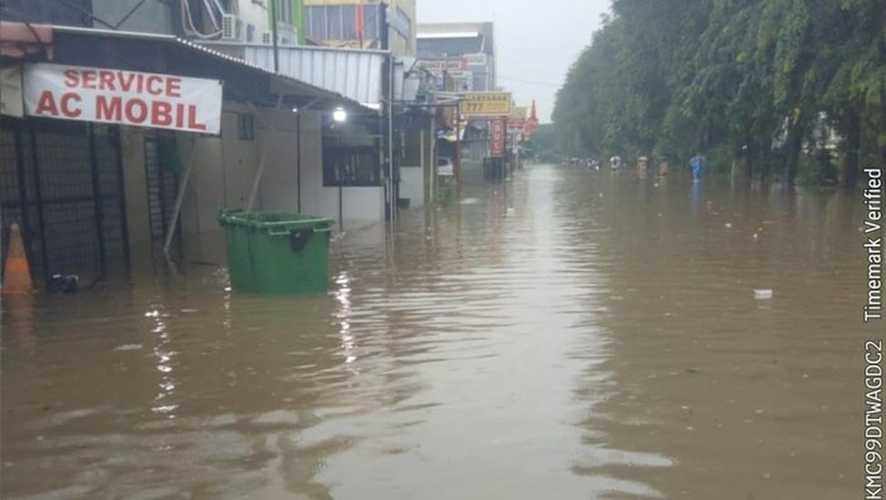 Kelapa Gading Terendam Banjir, Ketinggian Air Capai 35 Cm, Akses Kendaraan Terbatas
