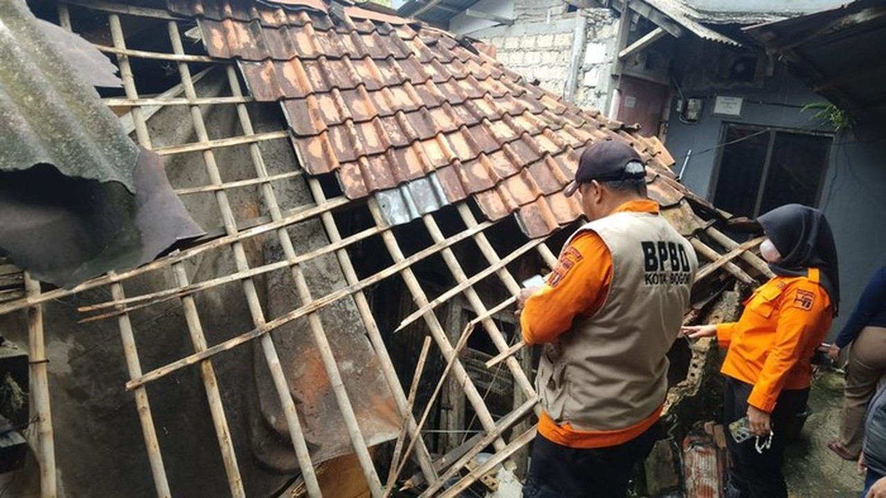 Rumah di Tegal Gundil Bogor Ambruk Akibat Hujan Deras, Penghuni Terpaksa Mengungsi