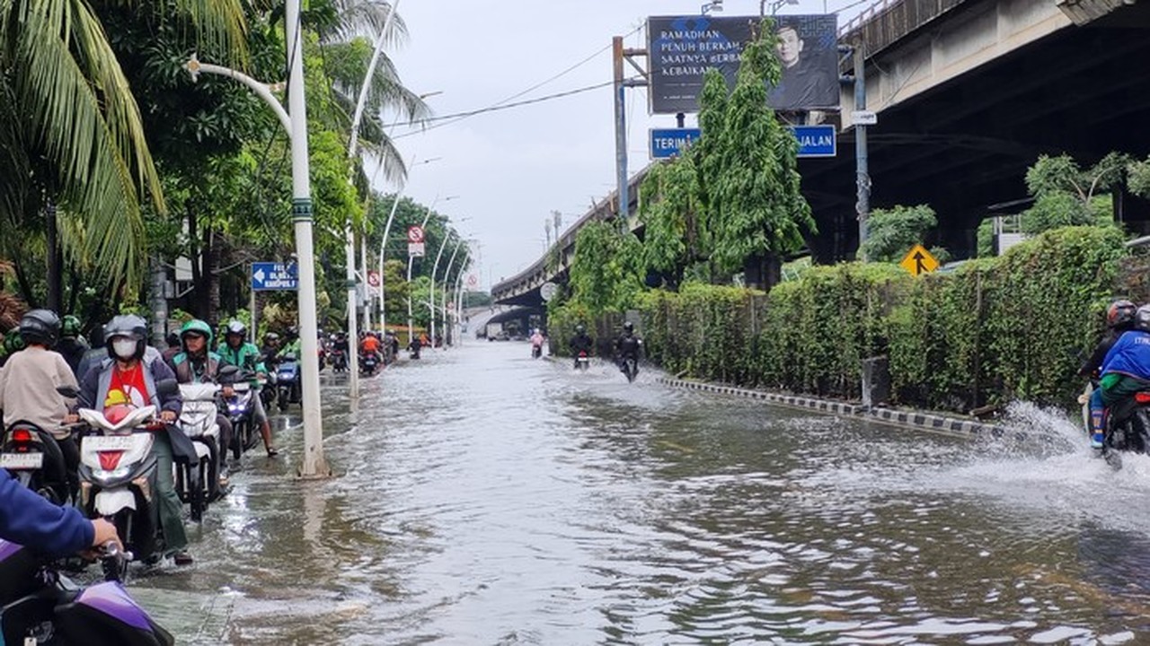 Jalan Ahmad Yani Jakarta Pusat Terendam Banjir, Pemotor Nekat Terobos Trotoar Jalan Ahmad Yani Jakarta Pusat Terendam Banjir, Pemotor Nekat Terobos Trotoar