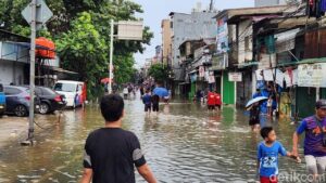 Banjir Meluas di Jakarta: 35 RT dan 23 Ruas Jalan Terendam Akibat Hujan Deras