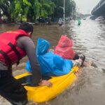 Banjir Pulogadung: Jalan Terendam, Polisi Turunkan Perahu Bantu Warga Terdampak