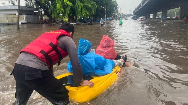 Banjir Pulogadung: Jalan Terendam, Polisi Turunkan Perahu Bantu Warga Terdampak