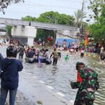 Banjir Rendam Jalan Gunung Sahari Jakarta Pusat, Warga Terpaksa Gunakan Perahu Karet