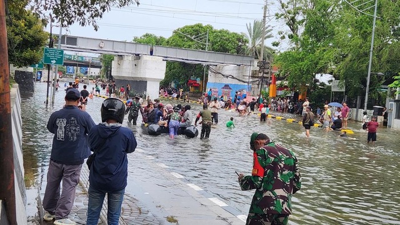 Banjir Rendam Jalan Gunung Sahari Jakarta Pusat, Warga Terpaksa Gunakan Perahu Karet
