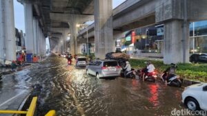 Jalan Boulevard Kelapa Gading Masih Tergenang Banjir Sore Ini, Lalin Tersendat