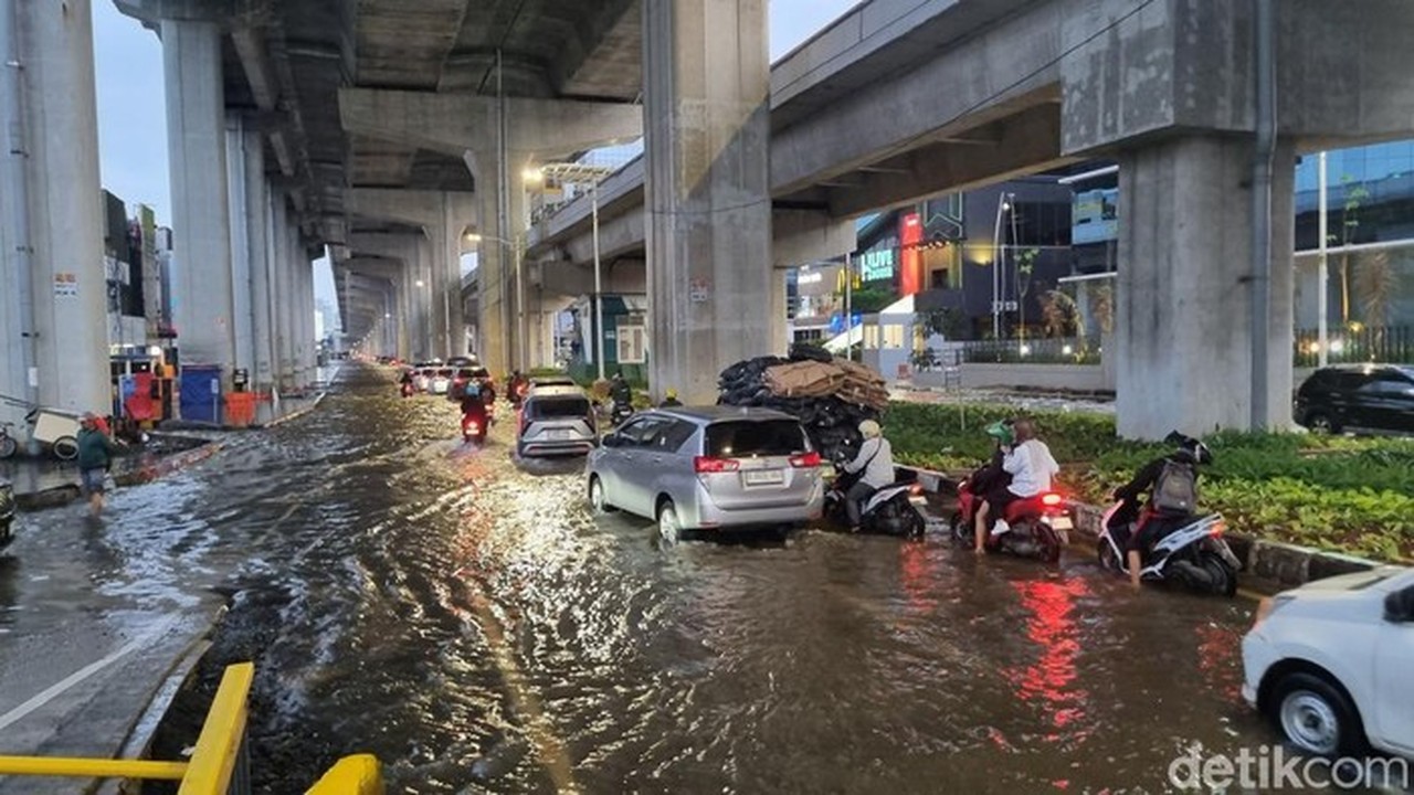 Jalan Boulevard Kelapa Gading Masih Tergenang Banjir Sore Ini, Lalin Tersendat