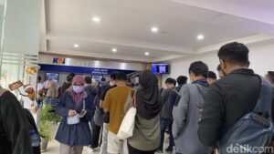 Banjir Pekalongan Lumpuhkan Perjalanan KA, Ribuan Penumpang Padati Stasiun Semarang Tawang