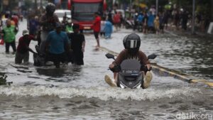 Banjir Jakarta: 45 RT dan 21 Ruas Jalan Masih Tergenang Akibat Hujan Deras