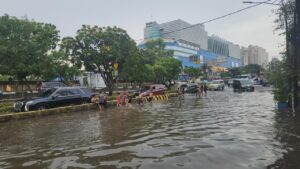 Banjir Gunung Sahari Mulai Surut, Mobil Kembali Melintas Setelah Sempat Terendam