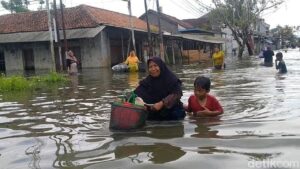 Banjir Pekalongan Meluap Hingga 1 Meter, Ribuan Warga Terpaksa Mengungsi