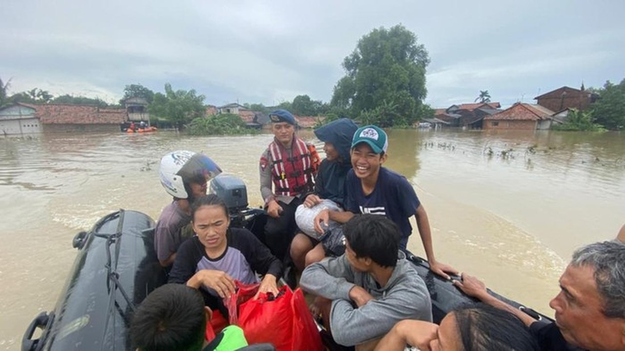 Banjir Bekasi: Brimob Polda Metro Jaya Evakuasi Warga Terdampak Luapan Kali Ulu