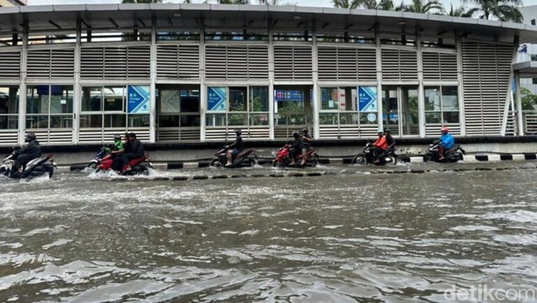 Banjir Rendam Jakarta Barat, 388 Warga Terpaksa Mengungsi ke Lokasi Aman