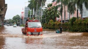 Banjir Jakarta Utara: 4 RT dan 12 Ruas Jalan Masih Terendam Akibat Hujan Deras