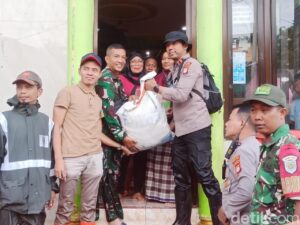 Kapolsek Kelapa Gading Salurkan Bantuan Sembako untuk Warga Korban Banjir Pegangsaan Dua