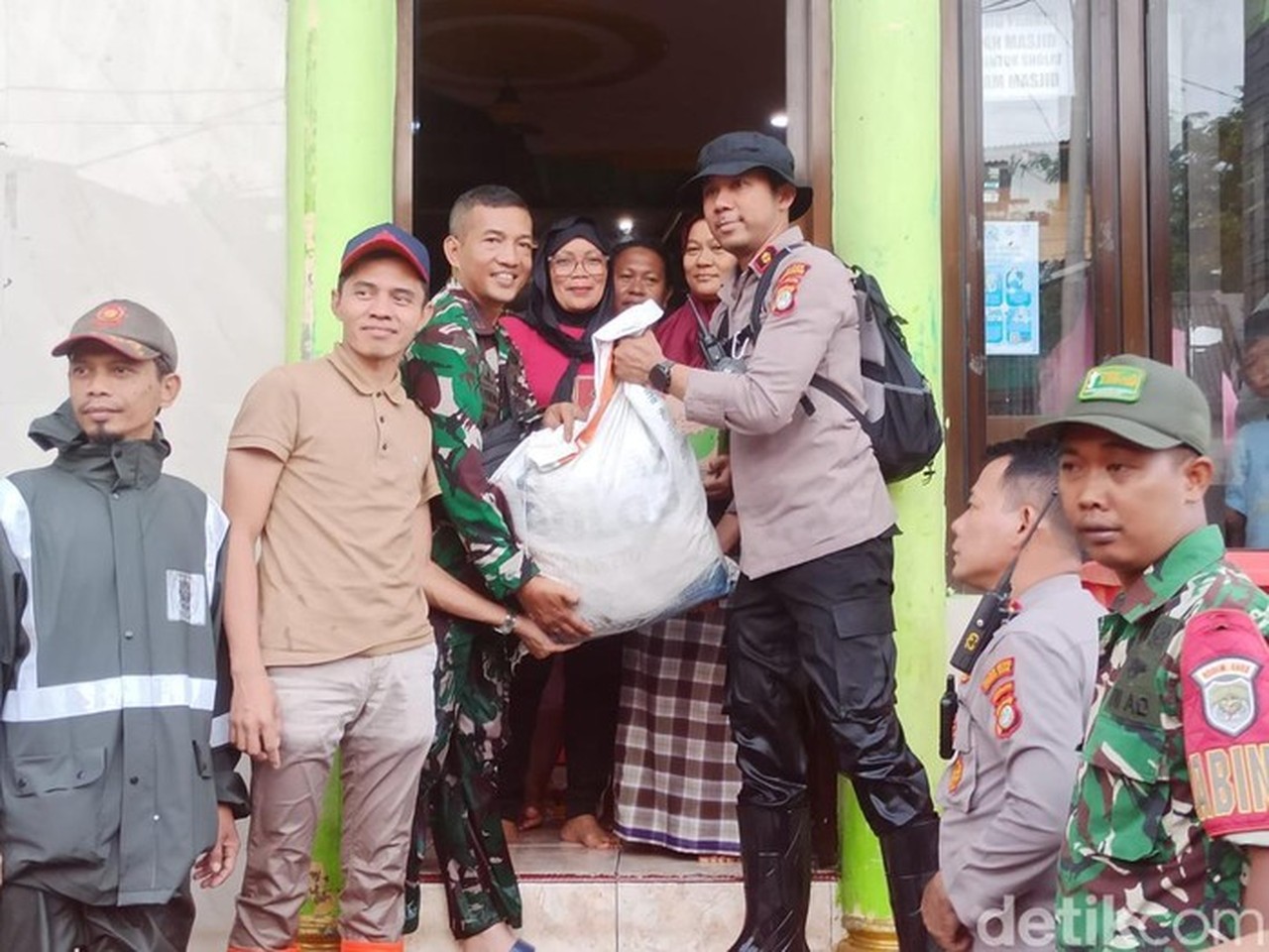 Kapolsek Kelapa Gading Salurkan Bantuan Sembako untuk Warga Korban Banjir Pegangsaan Dua