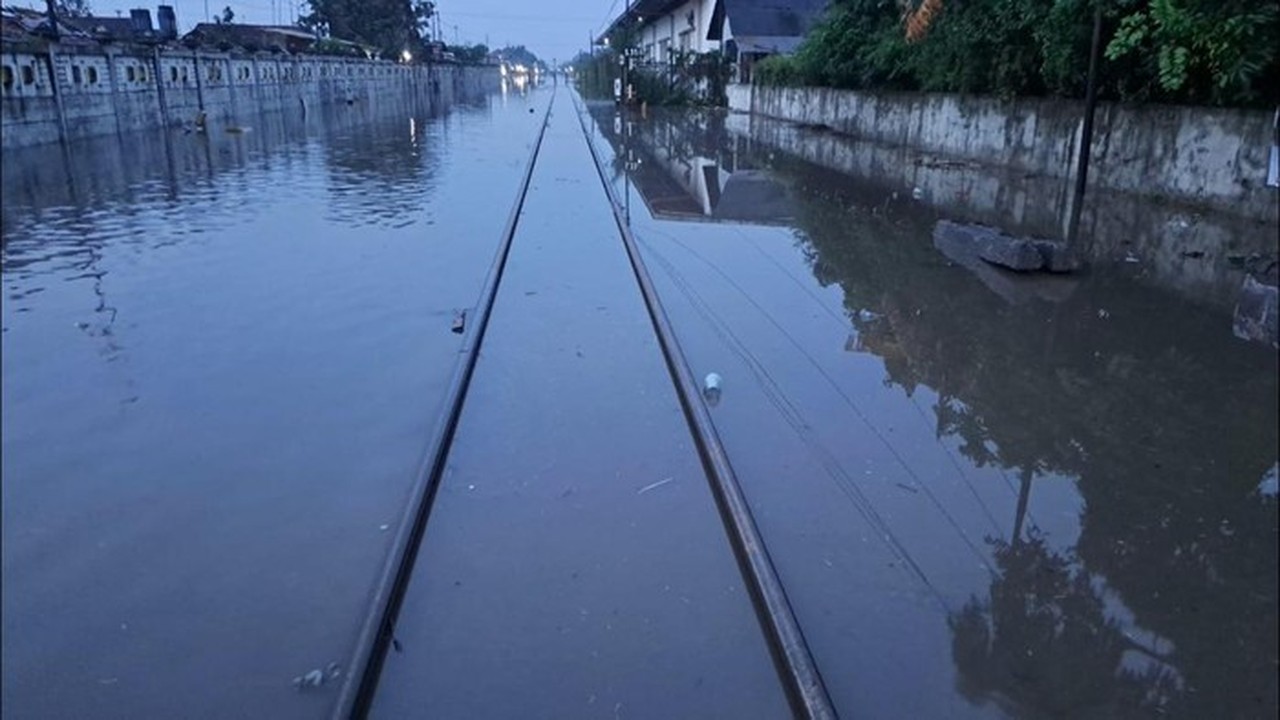 Banjir Pekalongan Lumpuhkan Jalur Kereta Api, 82 Perjalanan Dibatalkan