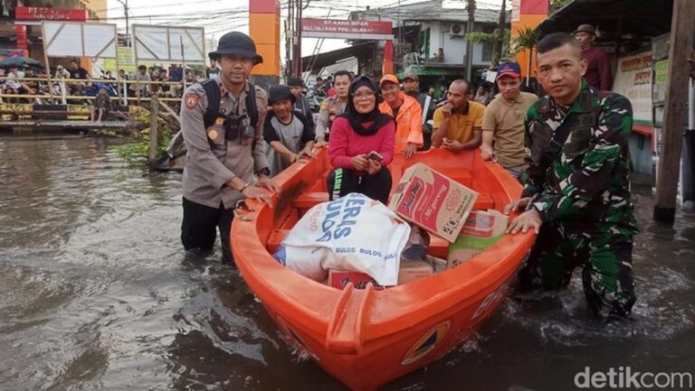 Banjir 50-60 Cm Landa Pegangsaan Dua Jakut, Warga Terpaksa Gunakan Perahu
