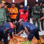 Jenazah Korban Pesawat ATR 42-500 Dievakuasi via Darat Akibat Cuaca Buruk