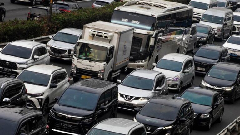 Macet Parah Pagi Ini: Sejumlah Tol Arah Jakarta Lumpuh Akibat Volume Kendaraan Tinggi