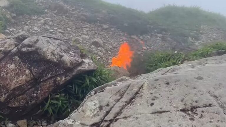 Pendaki Gunung Bulusarung Nyaris Terkena Puing Pesawat ATR 42-500 Saat Jatuh