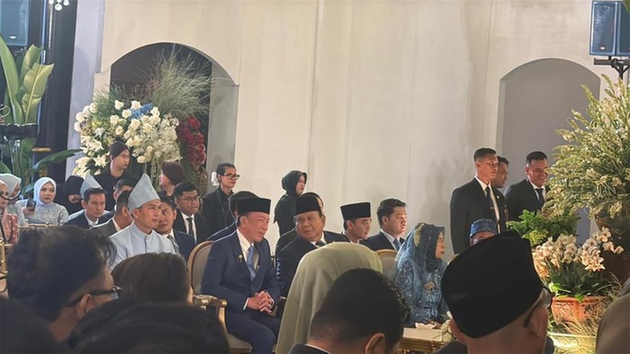 Prabowo dan Jokowi Bersaksi di Pernikahan Sekpri, Berbincang Hangat di Sela Acara