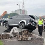 Mobil Listrik Oleng Tabrak Pembatas Jalan Kalibata, Lalin Jakarta Selatan Sempat Macet Parah
