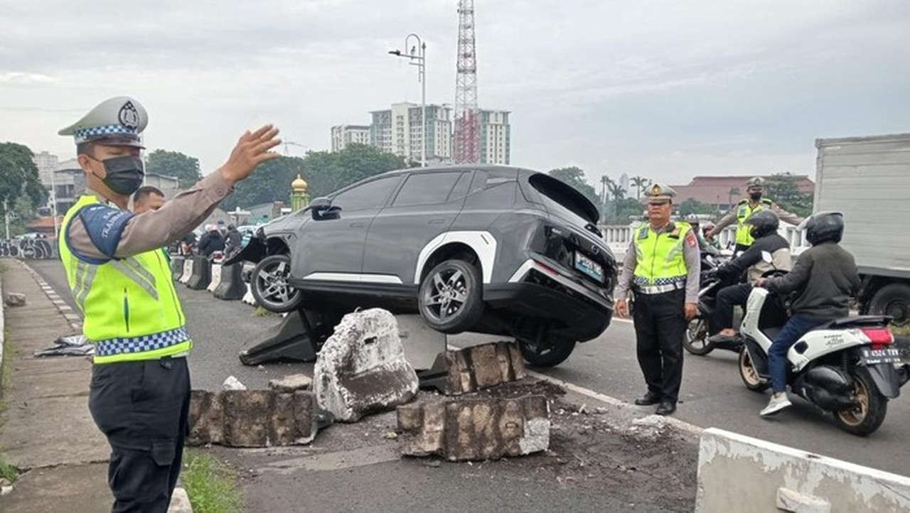 Mobil Listrik Oleng Tabrak Pembatas Jalan Kalibata, Lalin Jakarta Selatan Sempat Macet Parah