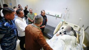 Ibu Kopilot ATR 42-500 Jatuh Sakit, Menhub dan Gubernur Sulsel Jenguk di RS