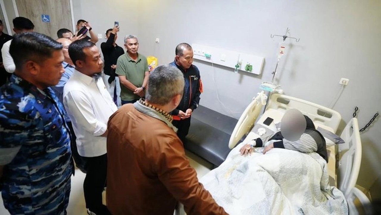 Ibu Kopilot ATR 42-500 Jatuh Sakit, Menhub dan Gubernur Sulsel Jenguk di RS